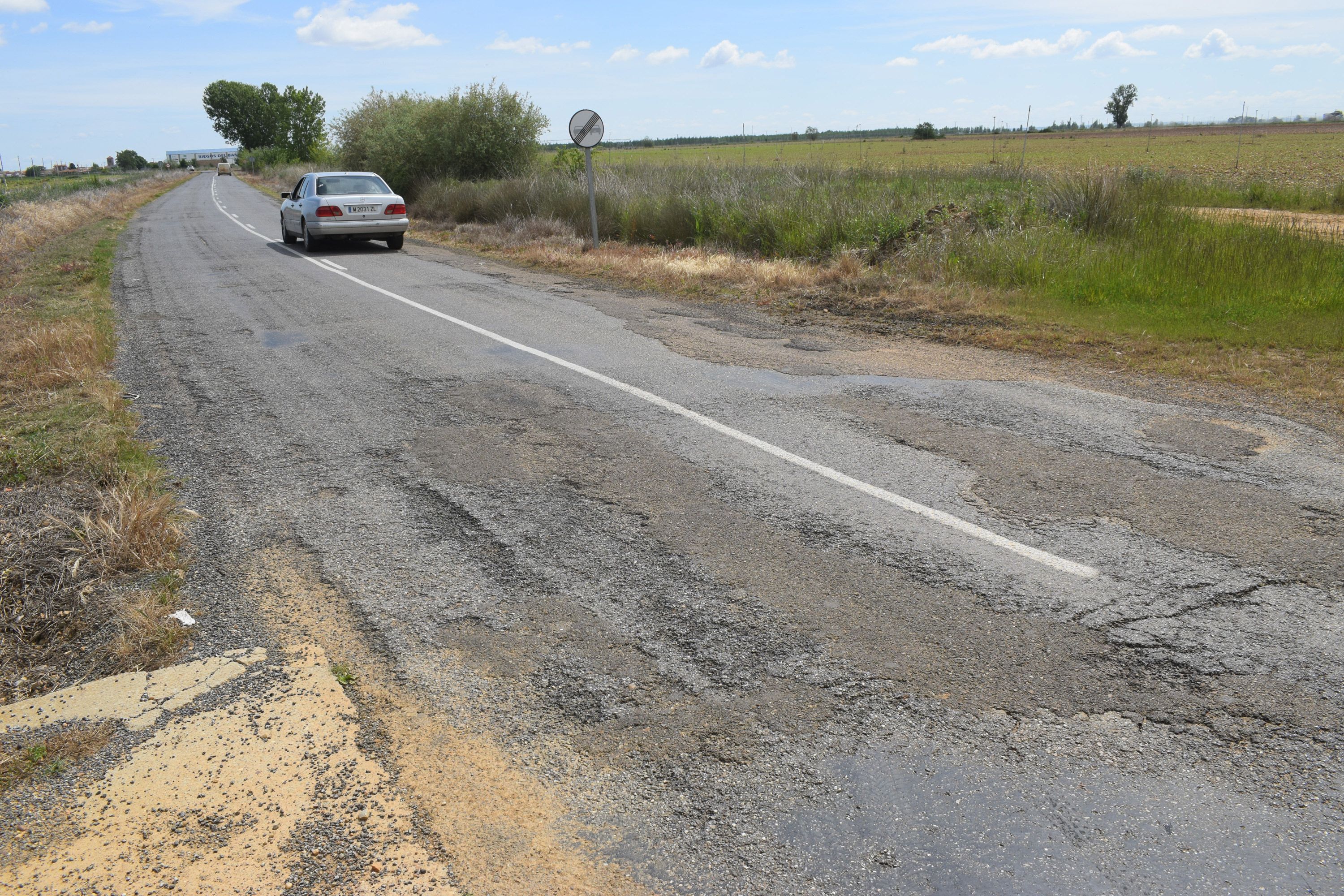 Estado deteriorado que presenta la carretera, sin apenas arcén. | A. RODRÍGUEZ Estado deteriorado que presenta la carretera, sin apenas arcén. | A. RODRÍGUEZ