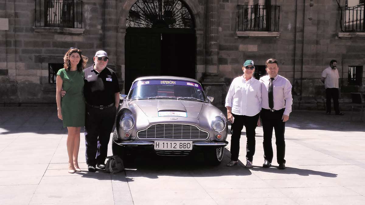 Miembros de la organización del Rally y concejales, junto con uno de los vehículos participantes. | P. FERRERO