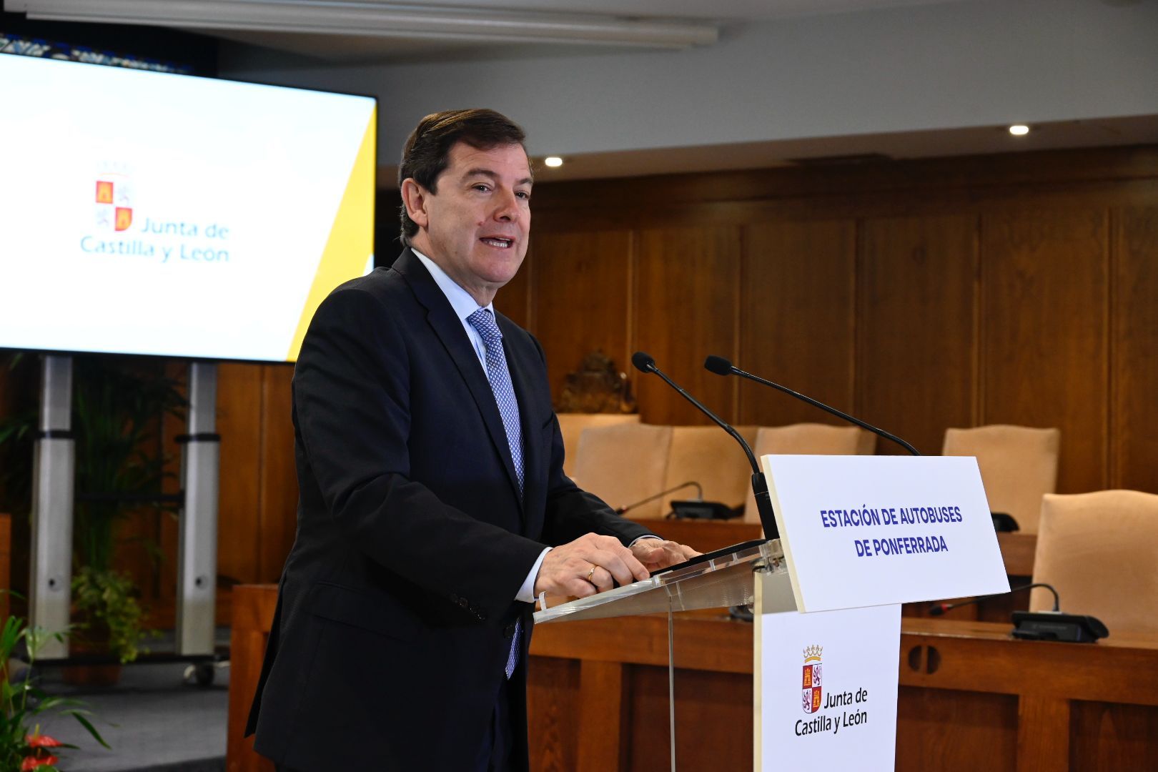 Mañueco en la presentación de los pormenores de la mejora de la Estación de Autobuses de Ponferrada. | SAÚL ARÉN