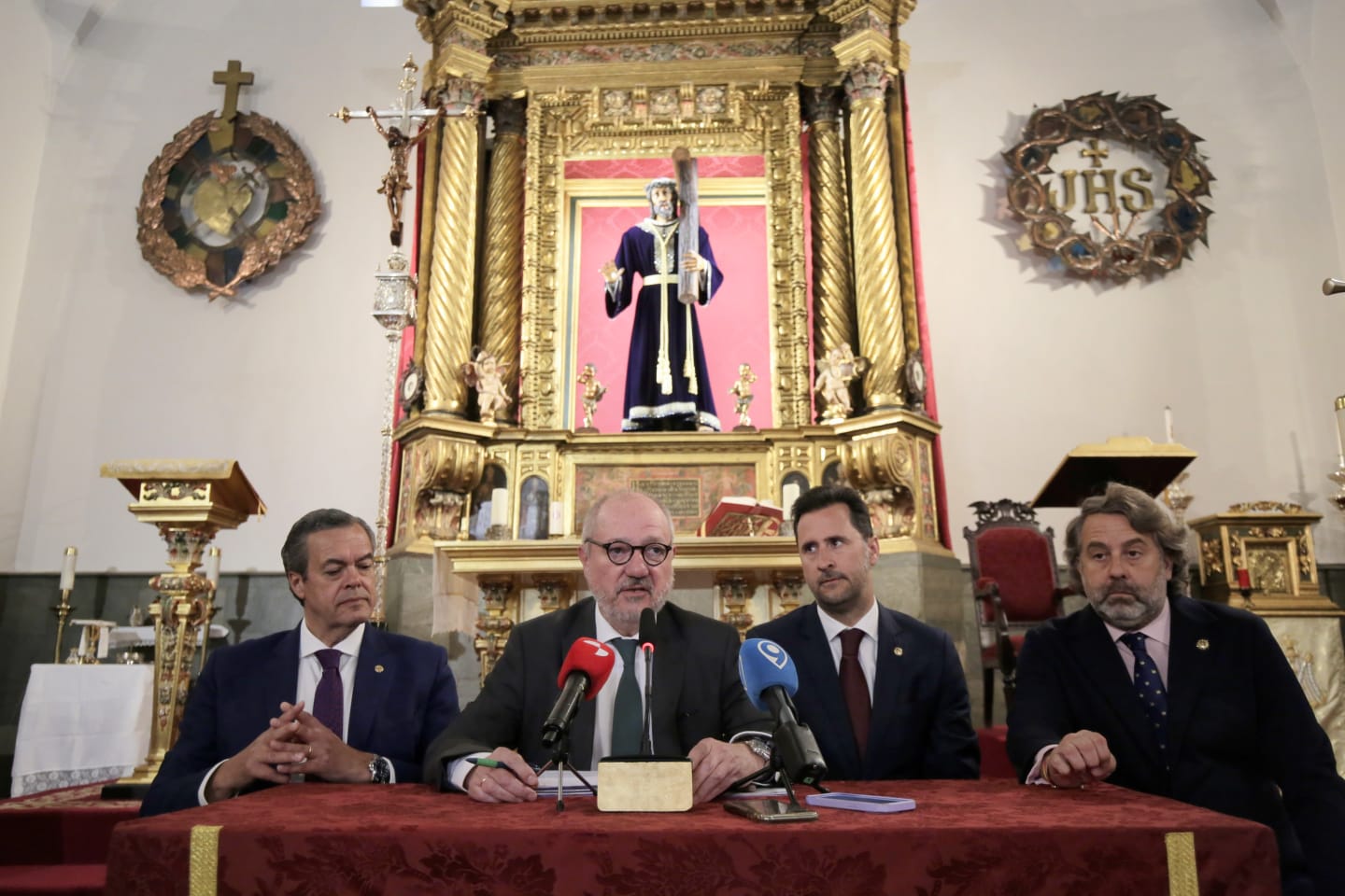 La junta de seises de la Cofradía de Jesús, encabezada por su abad, Nacho Tejera, este viernes en la capilla de Santa Nonia, con el Nazareno de nuevo en casa. | FERNANDO OTERO