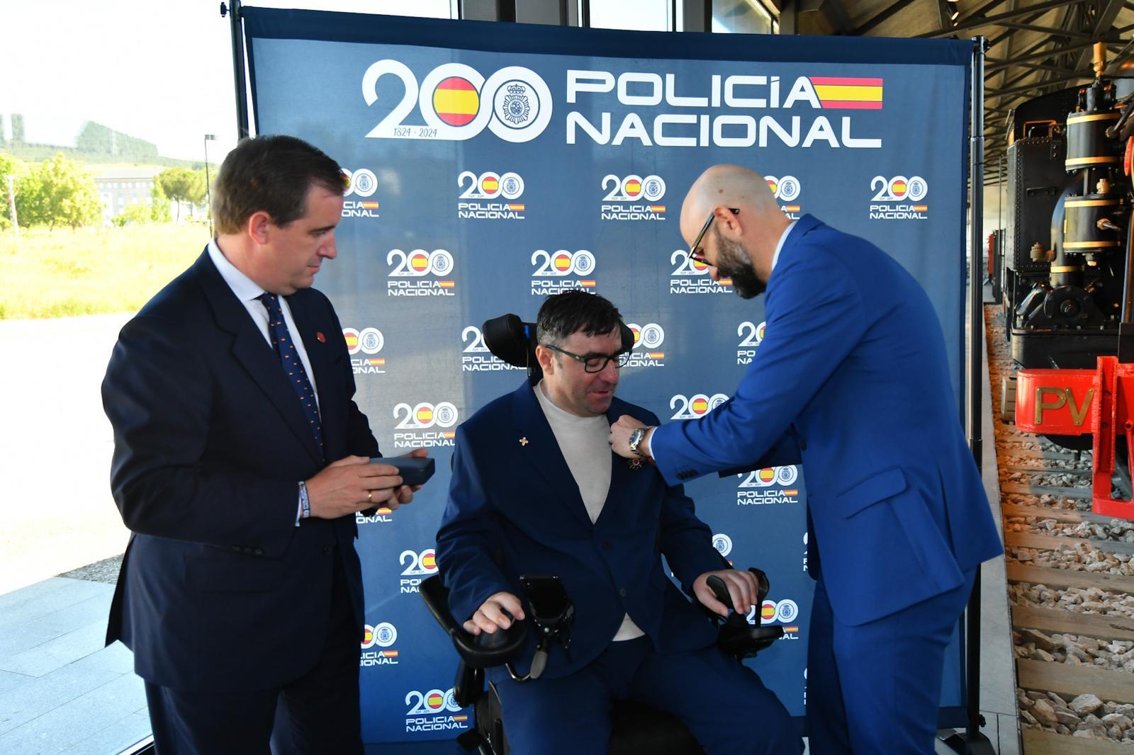 El policía nacional Isma López recibe su Medalla al Mérito en Ciberdefensa. | J.F.