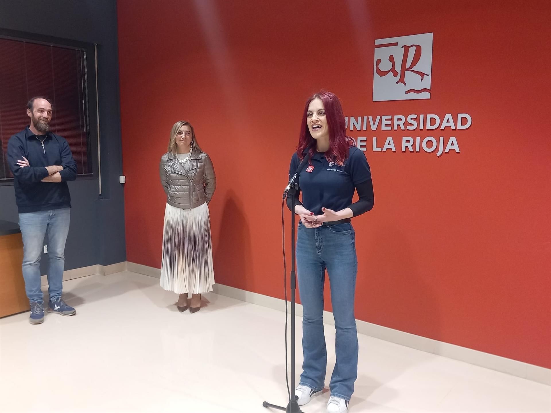 La astronauta, Sara García, recuerda que ser mujer no debe ser una condición que determine a qué quieres dedicarte. | EUROPA PRESS