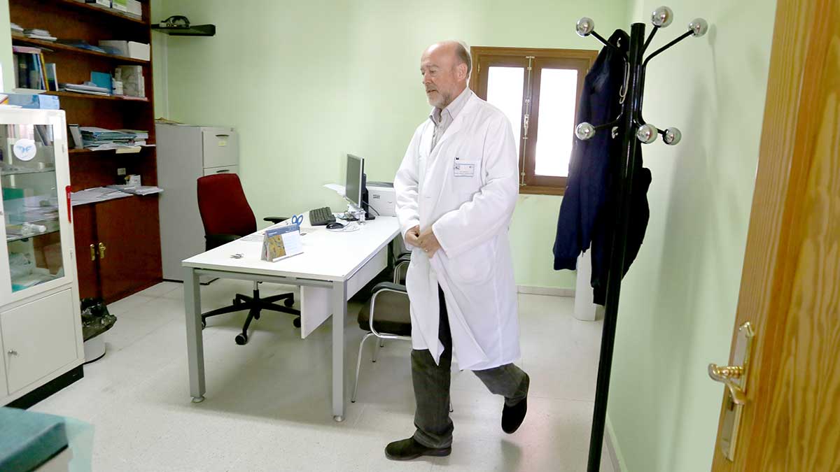 Imagen de archivo de un médico en un consultorio rural. | ICAL