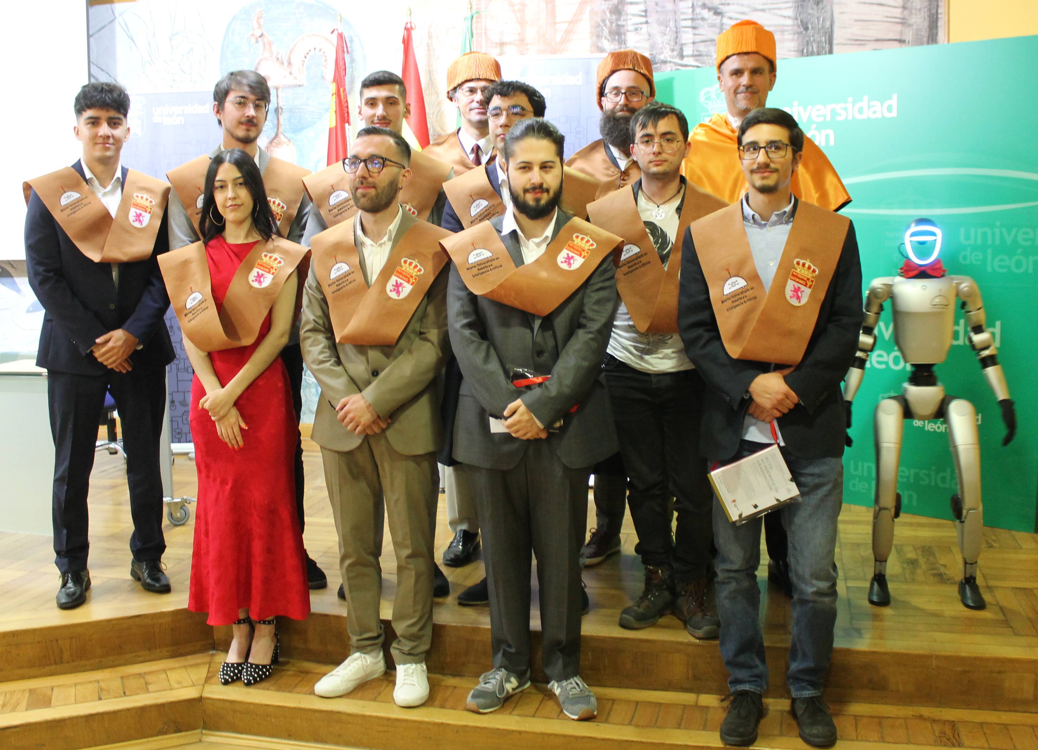 Foto de familia de la primera promoción del máster.