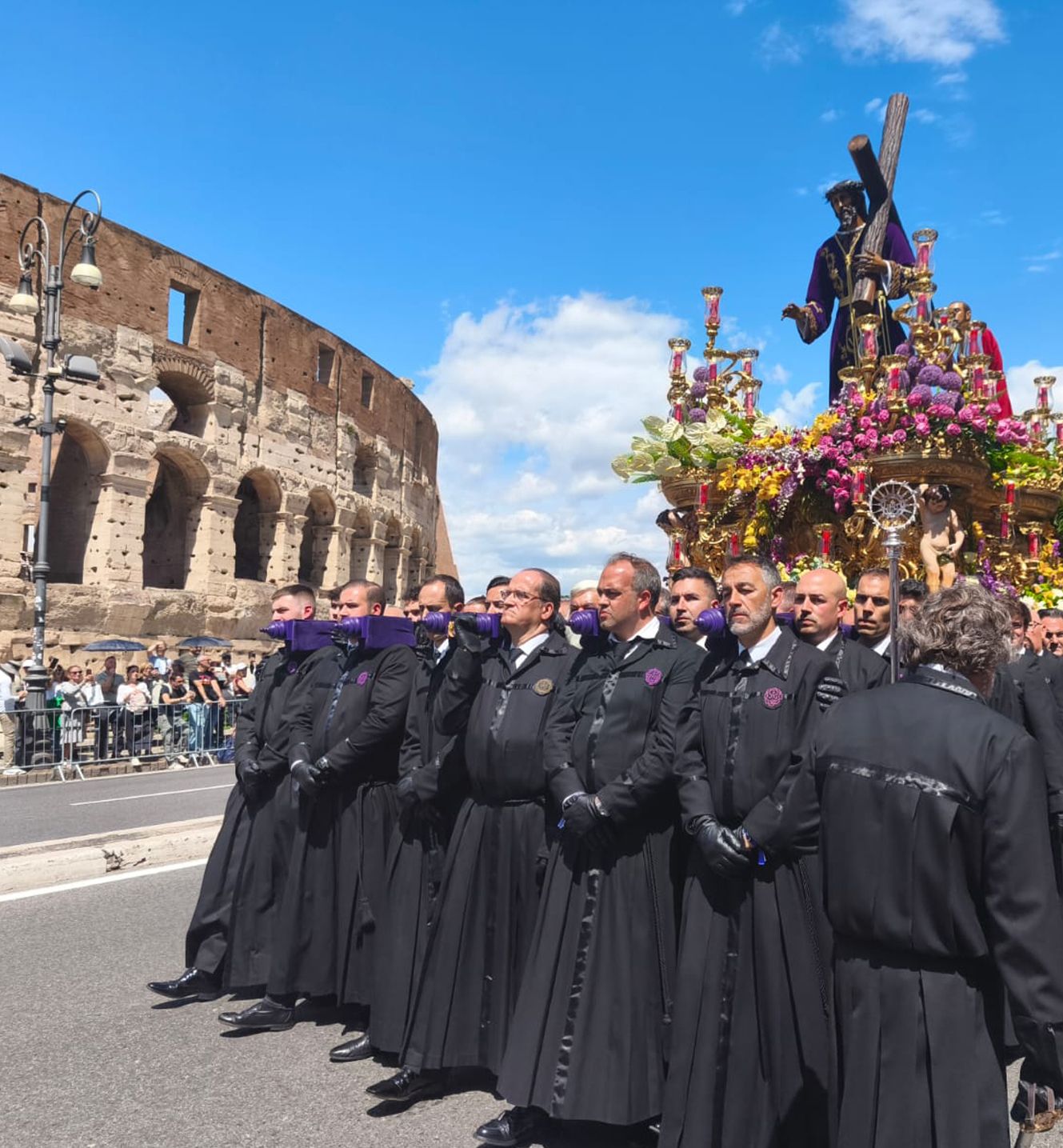 El Nazareno, en la procesión, pasando por el Coliseo. | JULIÁN DÍAZ BAJO