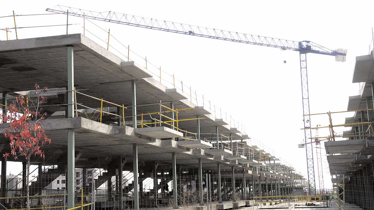 Una de las promociones abandonadas por la constructora de Ulibarri UFC SA en la carretera a Carbajal. | MAURICIO PEÑA