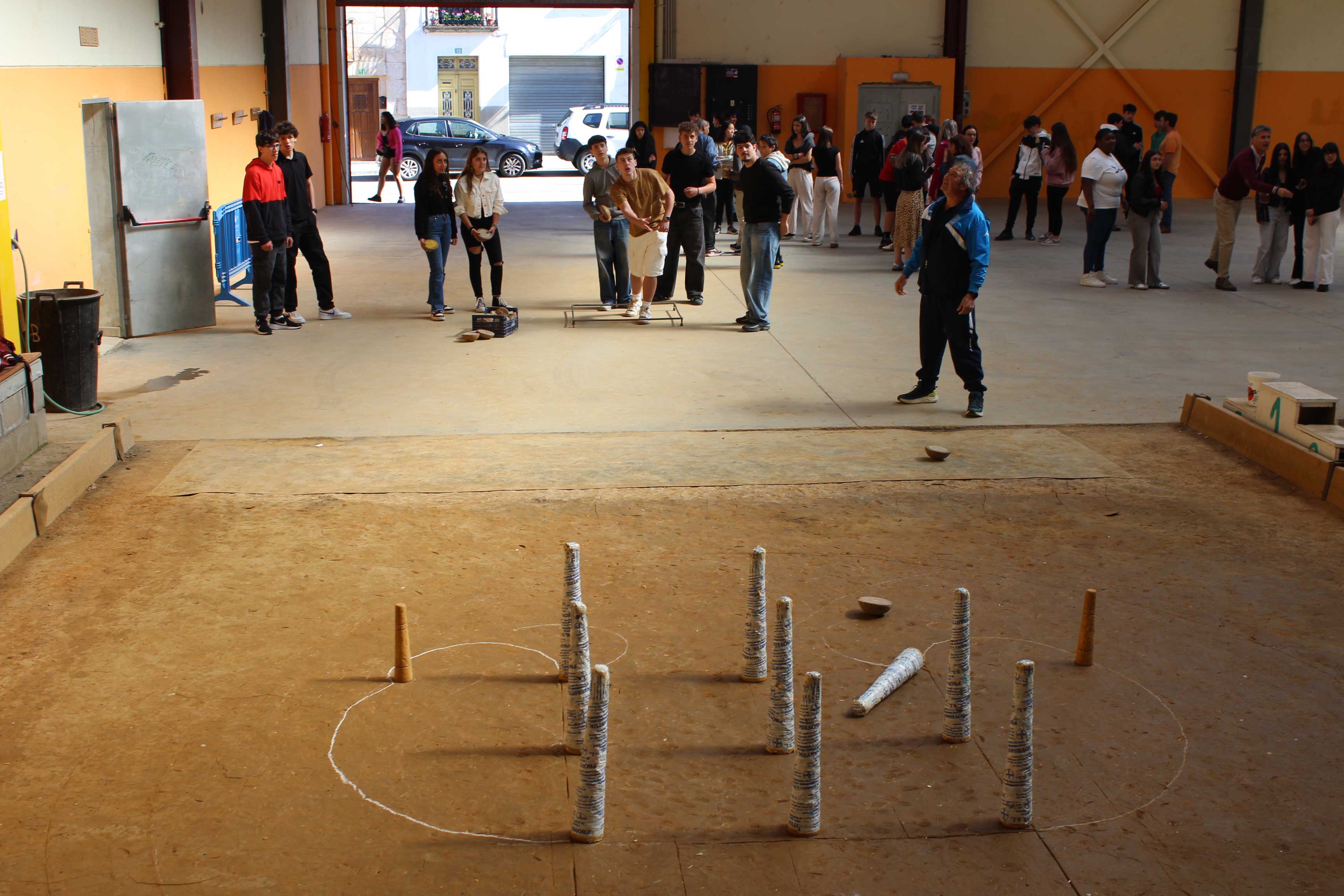 Los alumnos jugaron a los bolos en una jornada que rompió con la rutina del instituto. | A.H. Los alumnos jugaron a los bolos en una jornada que rompió con la rutina del instituto. | A.H.