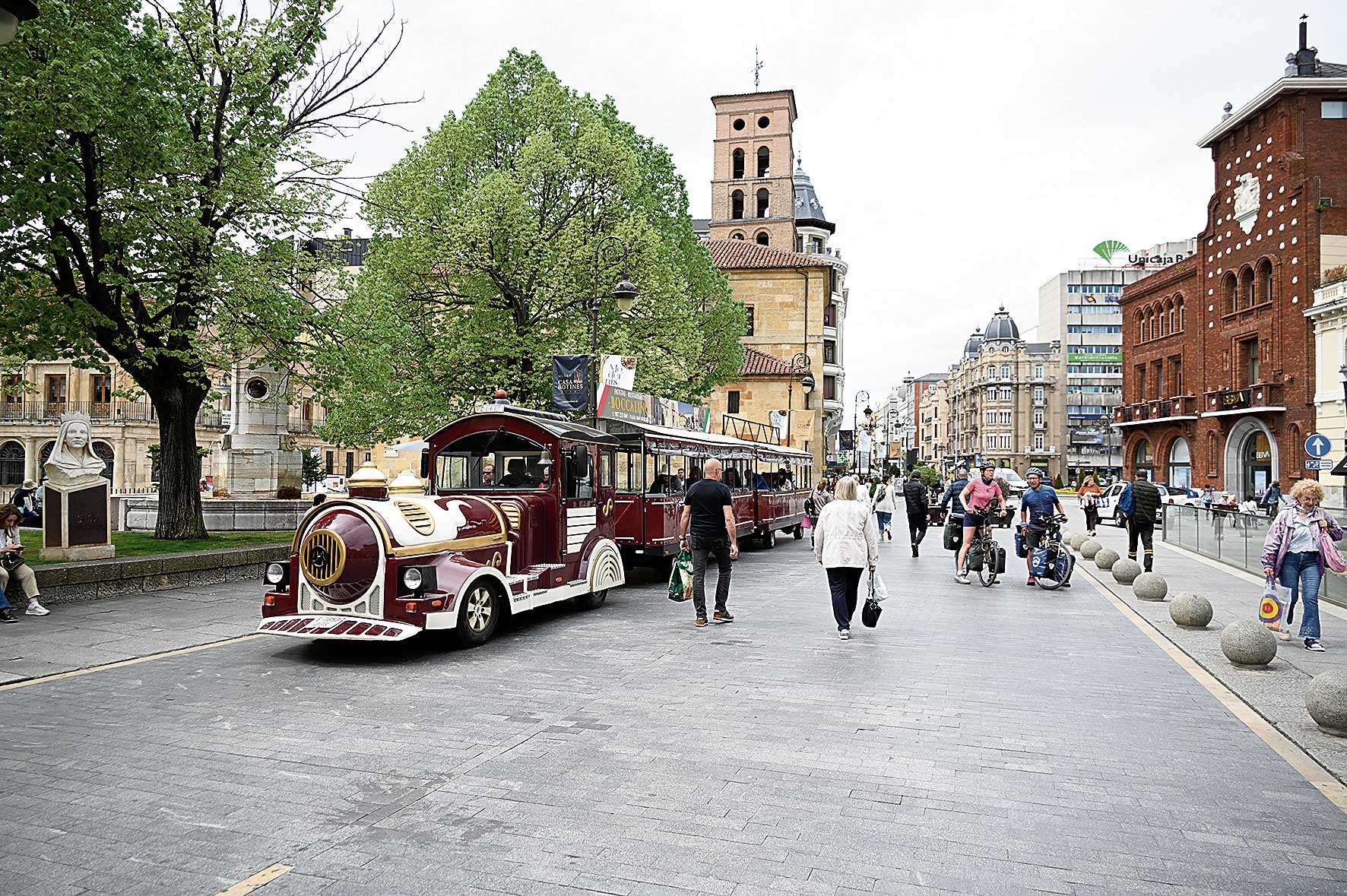 Imagen del tren turístico que recorre habitualmente la ciudad de León. 1 SAÚL ARÉN