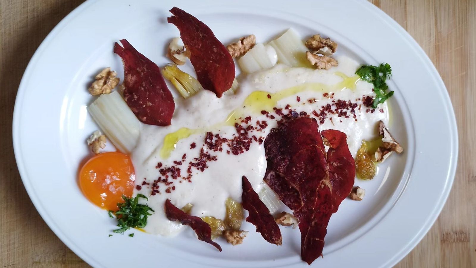 La receta de espárragos naturales con chips de cecina de Marcelo Ramón. La receta de espárragos naturales con chips de cecina de Marcelo Ramón.