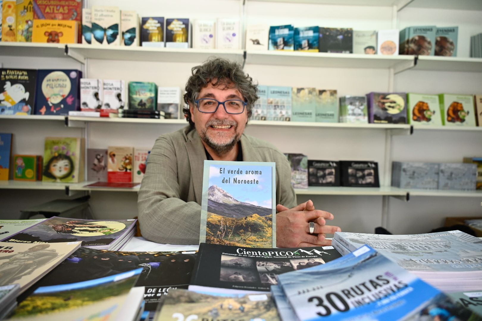 Manuel Cuenya durante su firma de ejemplares en la caseta de La Nueva Cronica. | SAÚL ARÉN