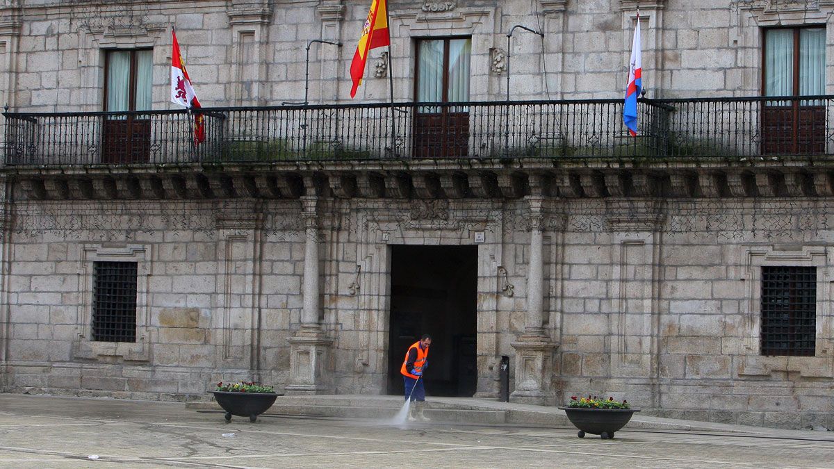 Un operario de limpieza, frente al Ayuntamiento de Ponferrada. | C. SÁNCHEZ (ICAL)