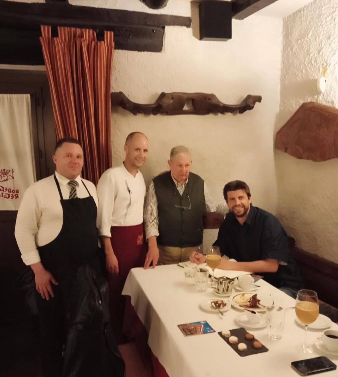 Gerard Piqué en la Bodega Regia. | @BODEGAREGIALEON