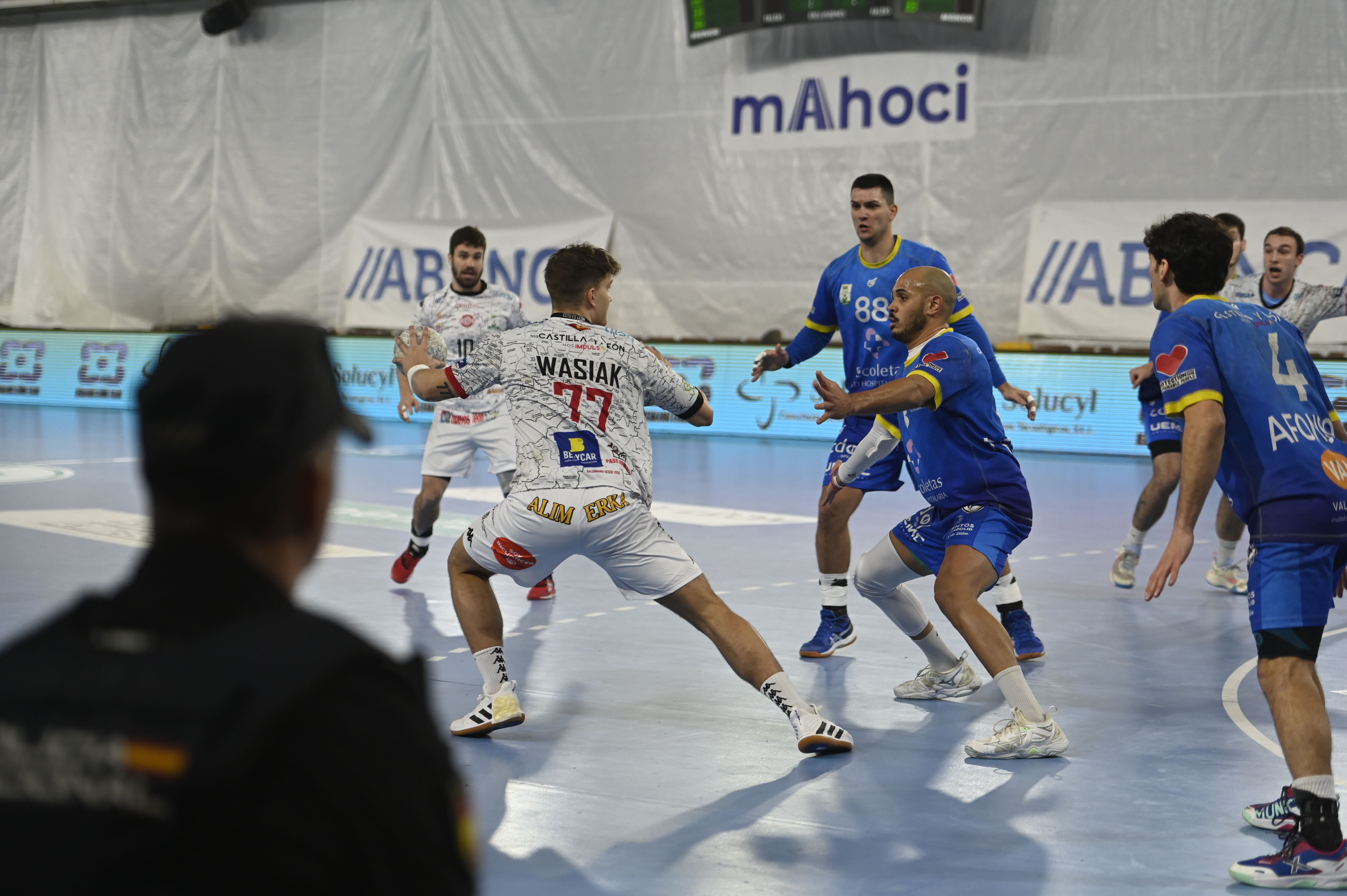 Wasiak durante el último derbi en el Palacio la temporada pasada. SAÚL ARÉN
