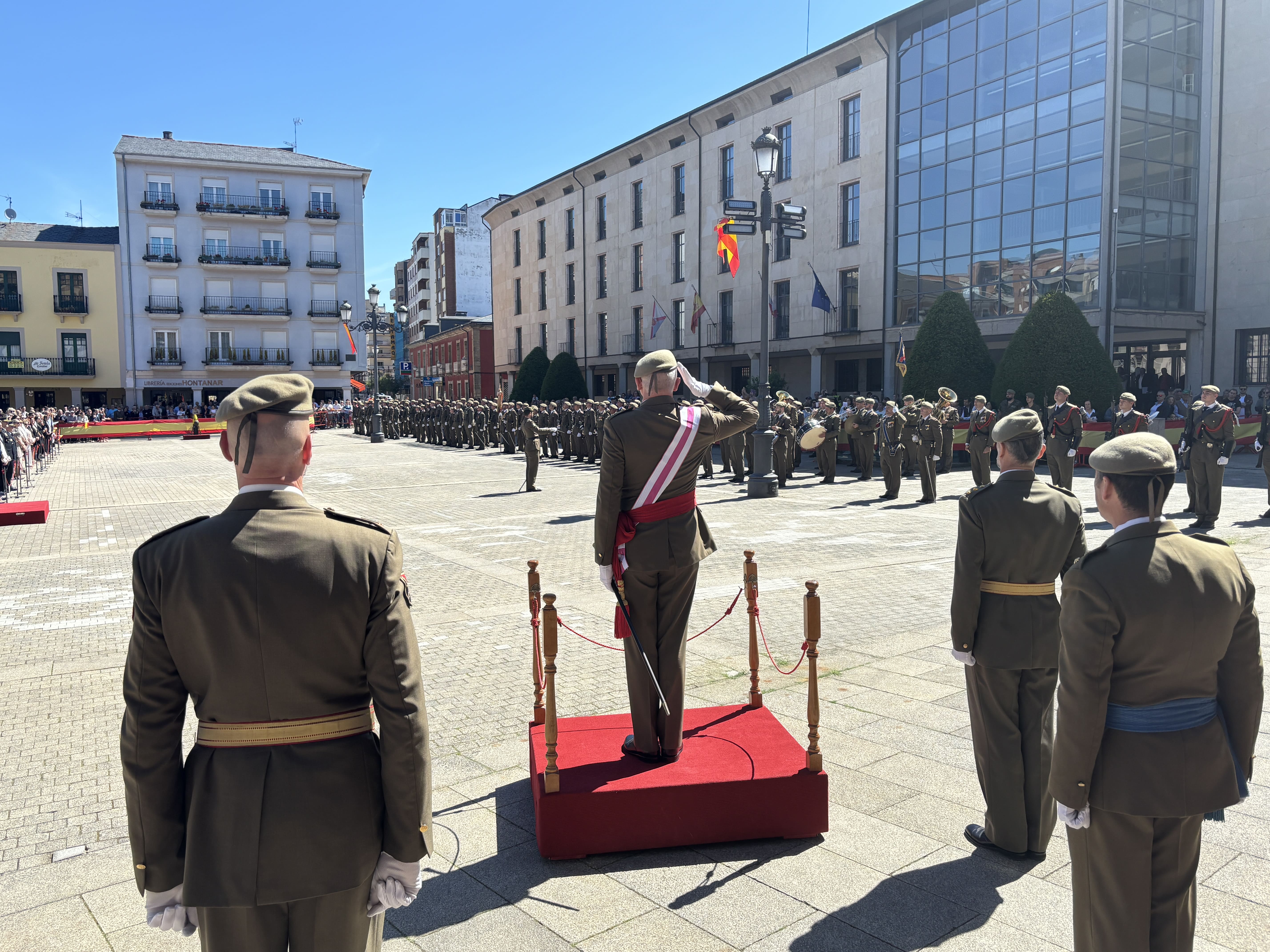 Jura de bandera civil en Ponferrada. | JAVIER FERNÁNDEZ Jura de bandera civil en Ponferrada. | JAVIER FERNÁNDEZ