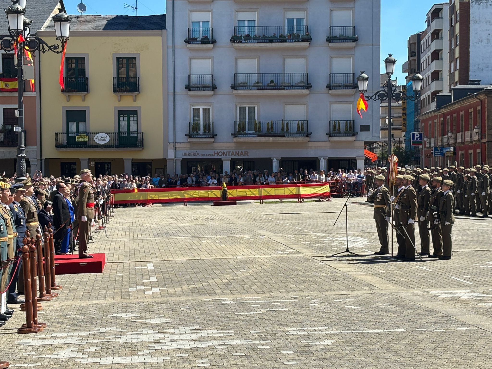 Jura de bandera civil en Ponferrada. | JAVIER FERNÁNDEZ Jura de bandera civil en Ponferrada. | JAVIER FERNÁNDEZ
