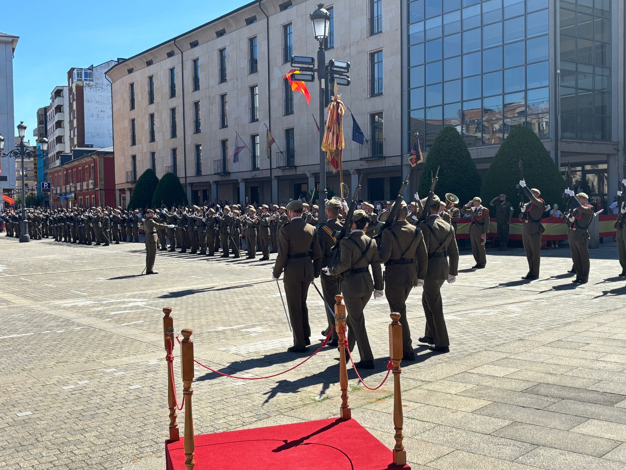 Jura de bandera civil en Ponferrada. | JAVIER FERNÁNDEZ Jura de bandera civil en Ponferrada. | JAVIER FERNÁNDEZ