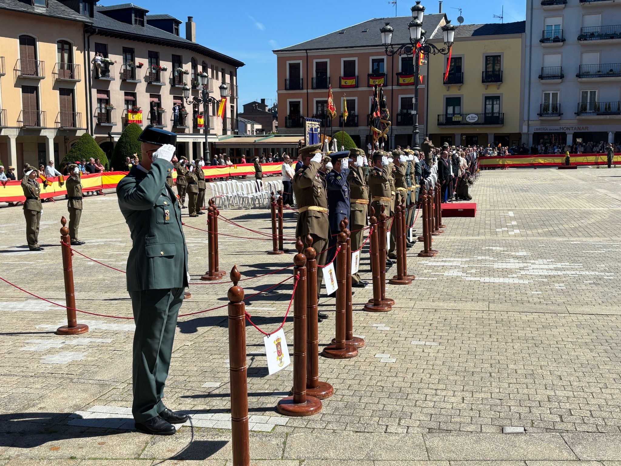 Jura de bandera civil en Ponferrada. | JAVIER FERNÁNDEZ Jura de bandera civil en Ponferrada. | JAVIER FERNÁNDEZ