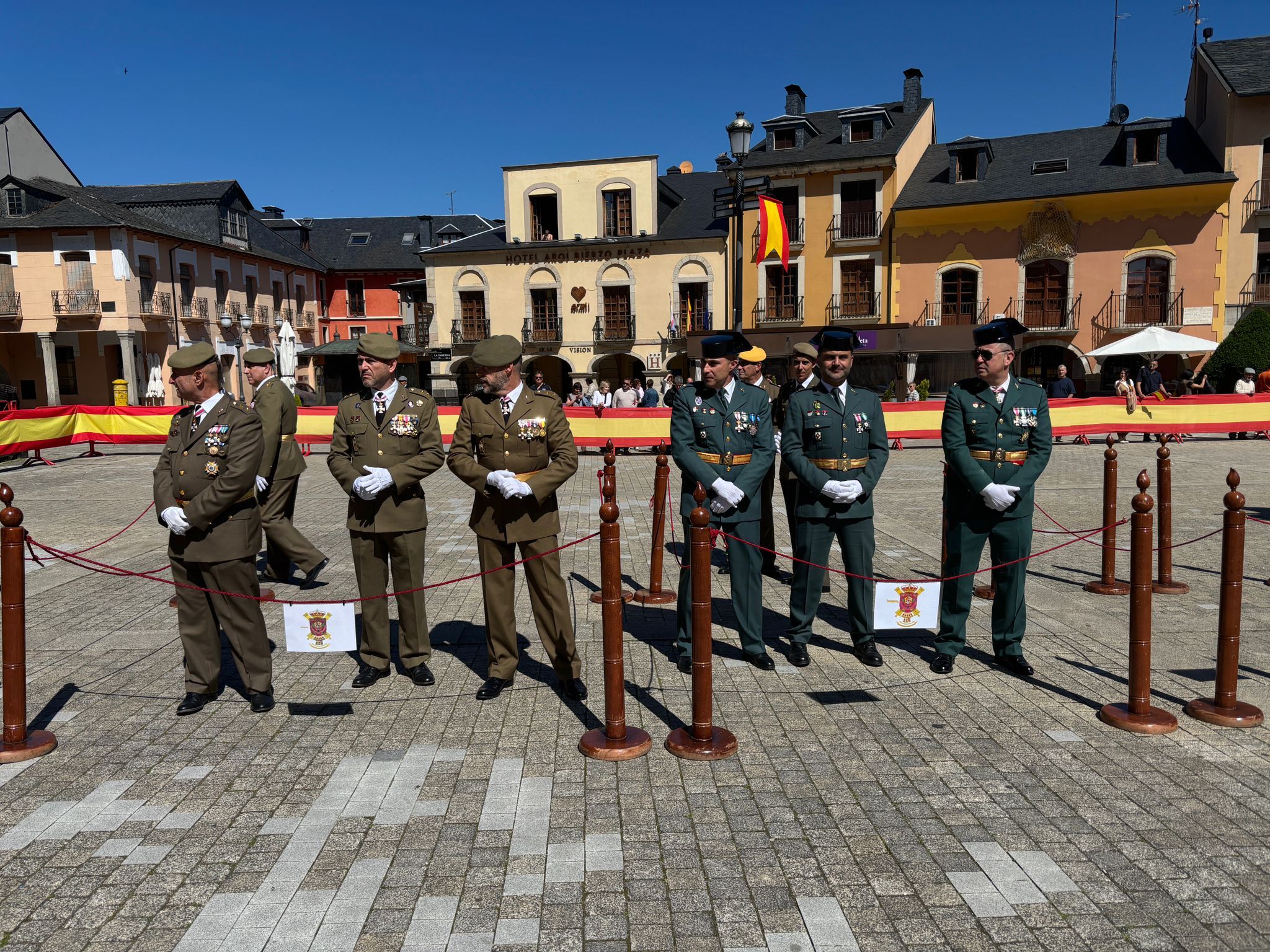 Jura de bandera civil en Ponferrada. | JAVIER FERNÁNDEZ Jura de bandera civil en Ponferrada. | JAVIER FERNÁNDEZ