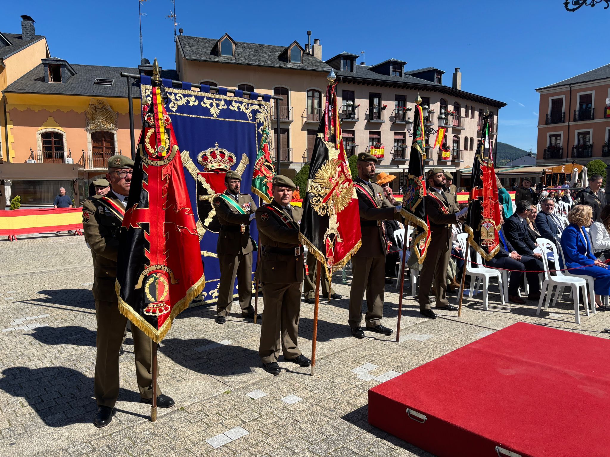Jura de bandera civil en Ponferrada. | JAVIER FERNÁNDEZ Jura de bandera civil en Ponferrada. | JAVIER FERNÁNDEZ