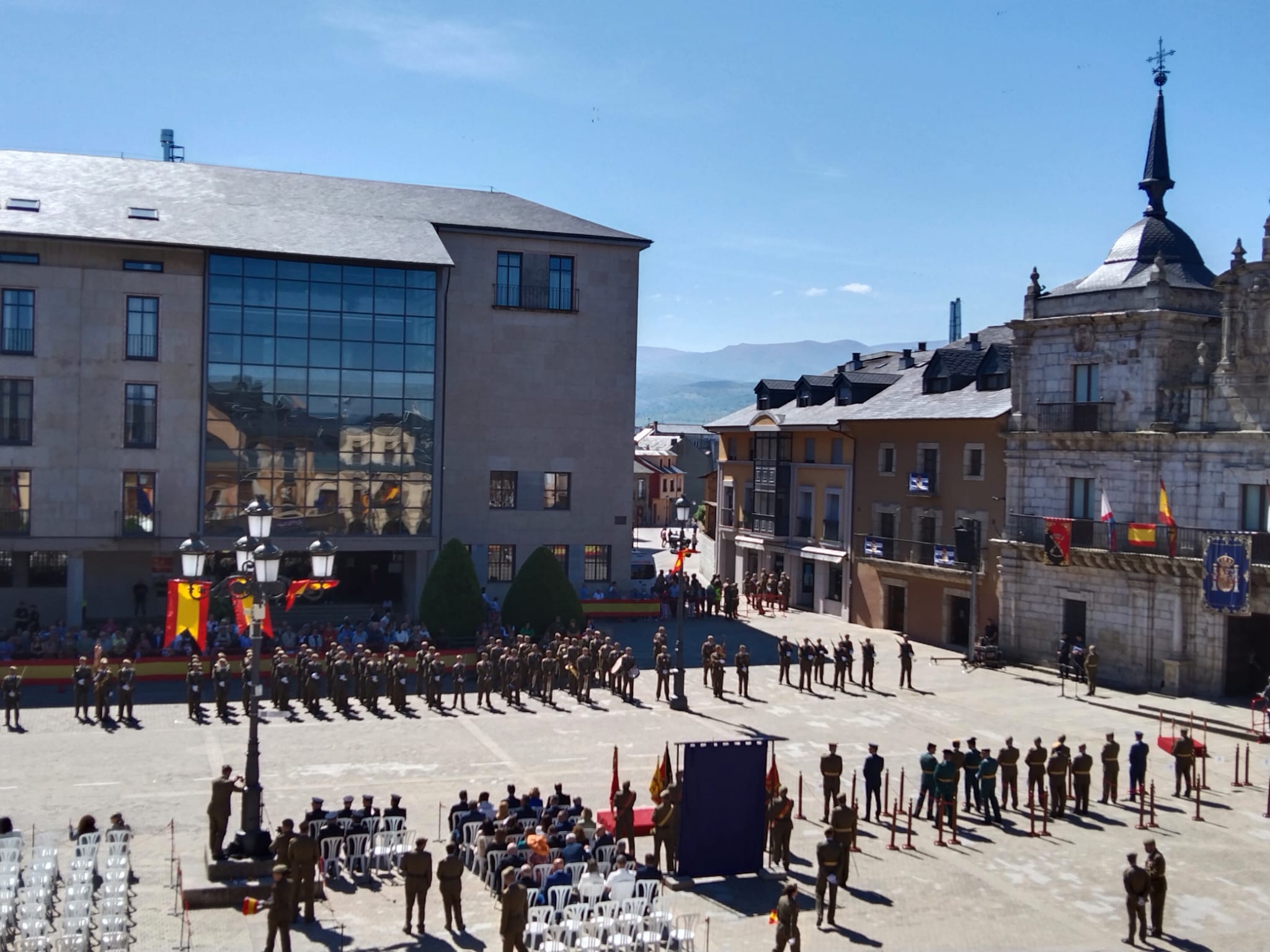 Jura de bandera civil en Ponferrada. | CAMINO RODRÍGUEZ Jura de bandera civil en Ponferrada. | CAMINO RODRÍGUEZ