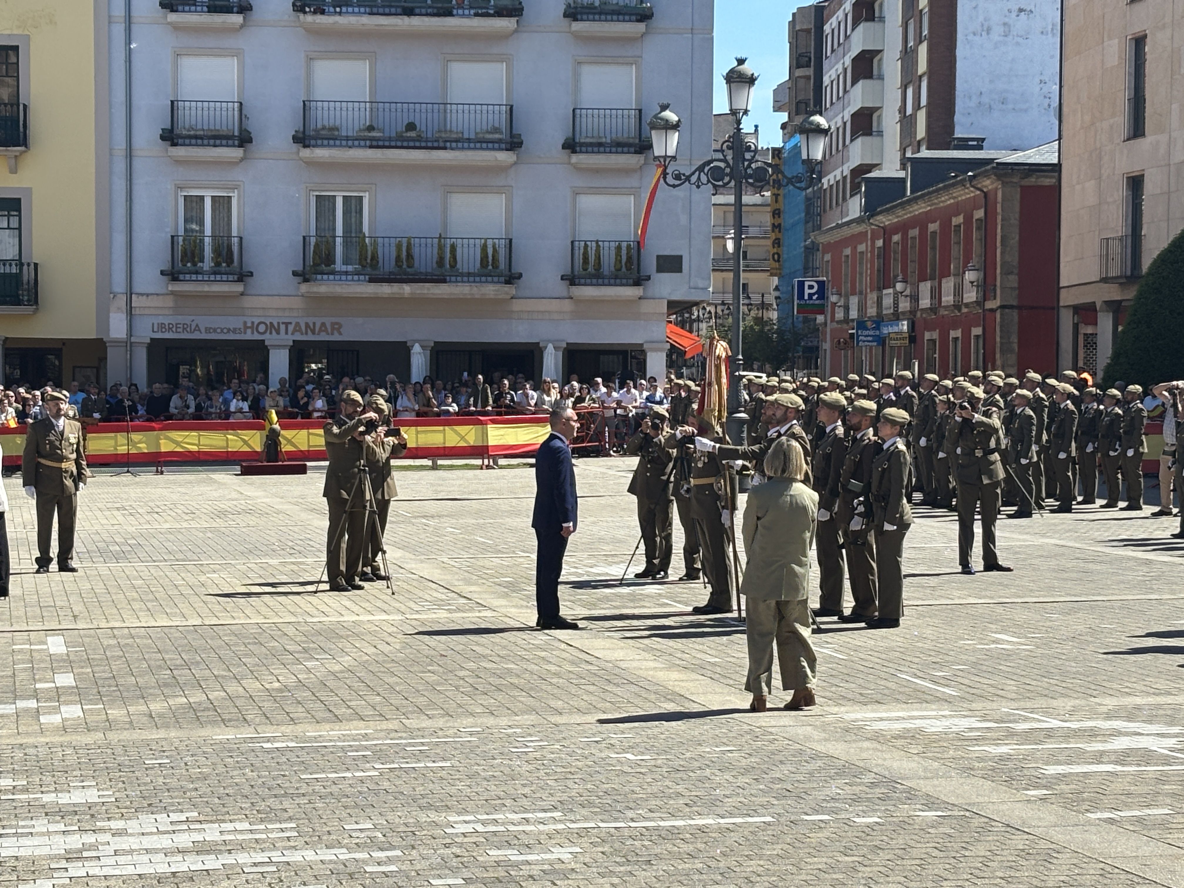 Jura de bandera civil en Ponferrada. | JAVIER FERNÁNDEZ Jura de bandera civil en Ponferrada. | JAVIER FERNÁNDEZ