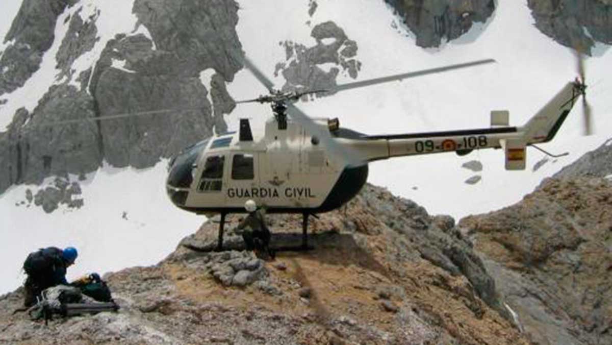 Un helicóptero de la Guardia Civil en una intervención de nieve.