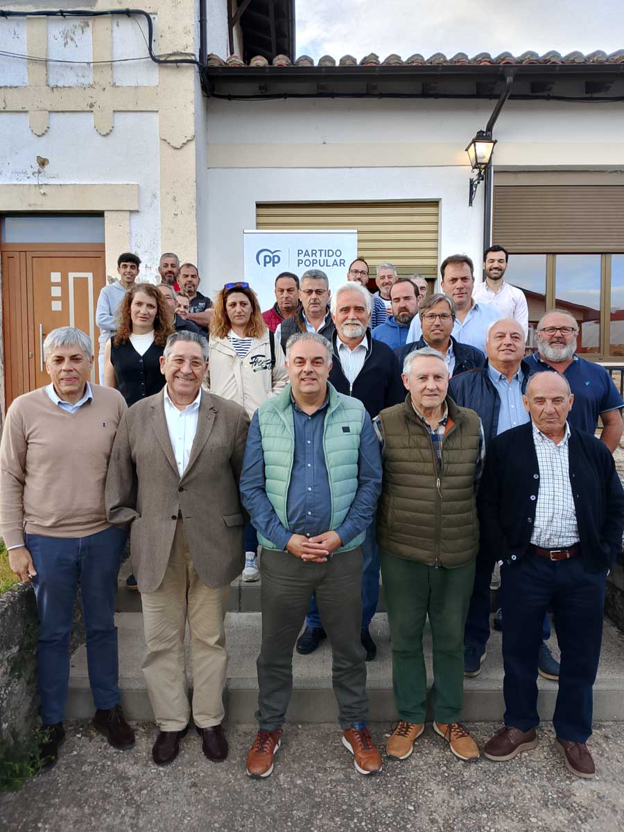 Reunión de la dirección provincial del PP con alcaldes y portavoces de la Montaña Central y Oriental. | L.N.C.