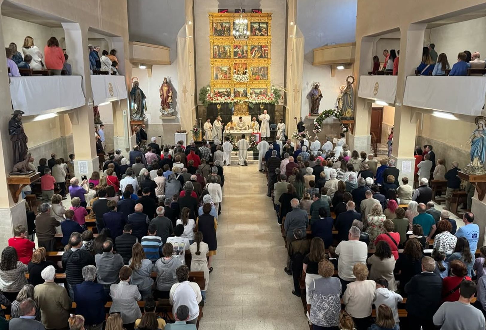 La iglesia de Cistierna se llenó de fieles para el primer cantamisas en décadas. | L.N.C. La iglesia de Cistierna se llenó de fieles para el primer cantamisas en décadas. | L.N.C.