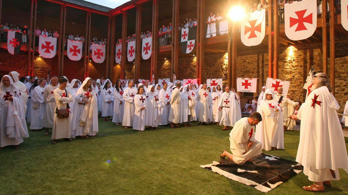 Ordenación de nuevos caballeros templarios, en la noche de este jueves en el Castillo de Ponferrada. | C. SÁNCHEZ (ICAL)