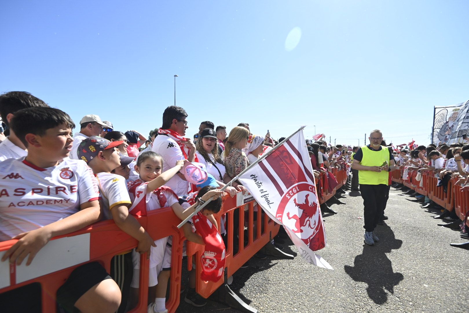 Recibimiento a los jugadores de la Cultural en el Reino de León. | SAÚL ARÉN