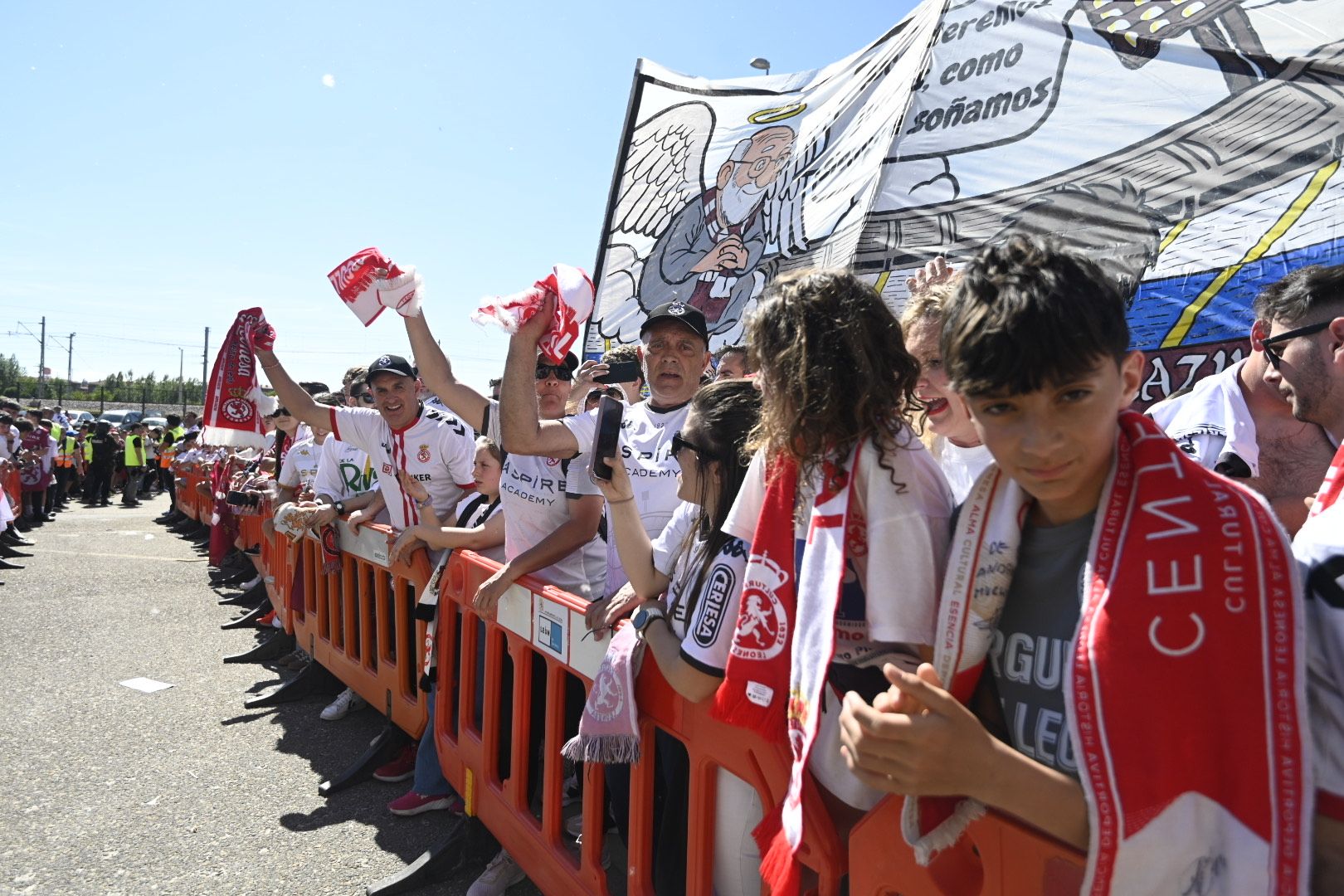 Recibimiento a los jugadores de la Cultural en el Reino de León. | SAÚL ARÉN