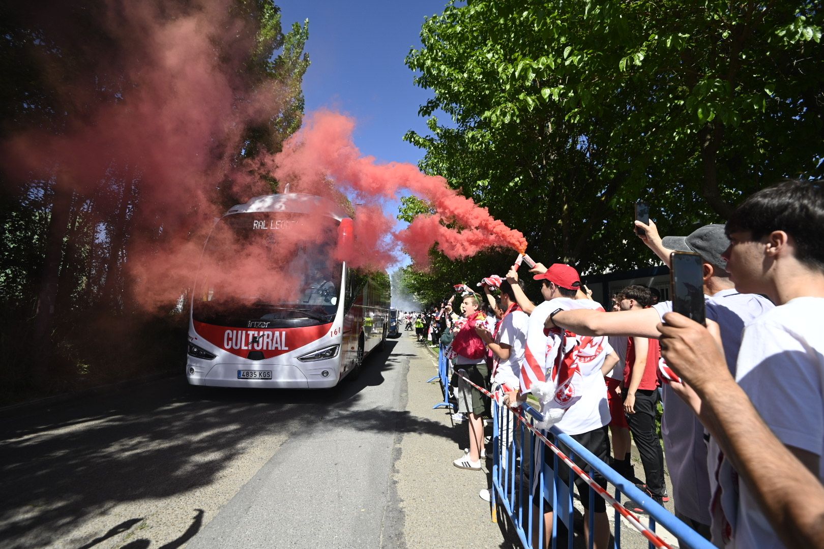 Recibimiento a los jugadores de la Cultural en el Reino de León. | SAÚL ARÉN