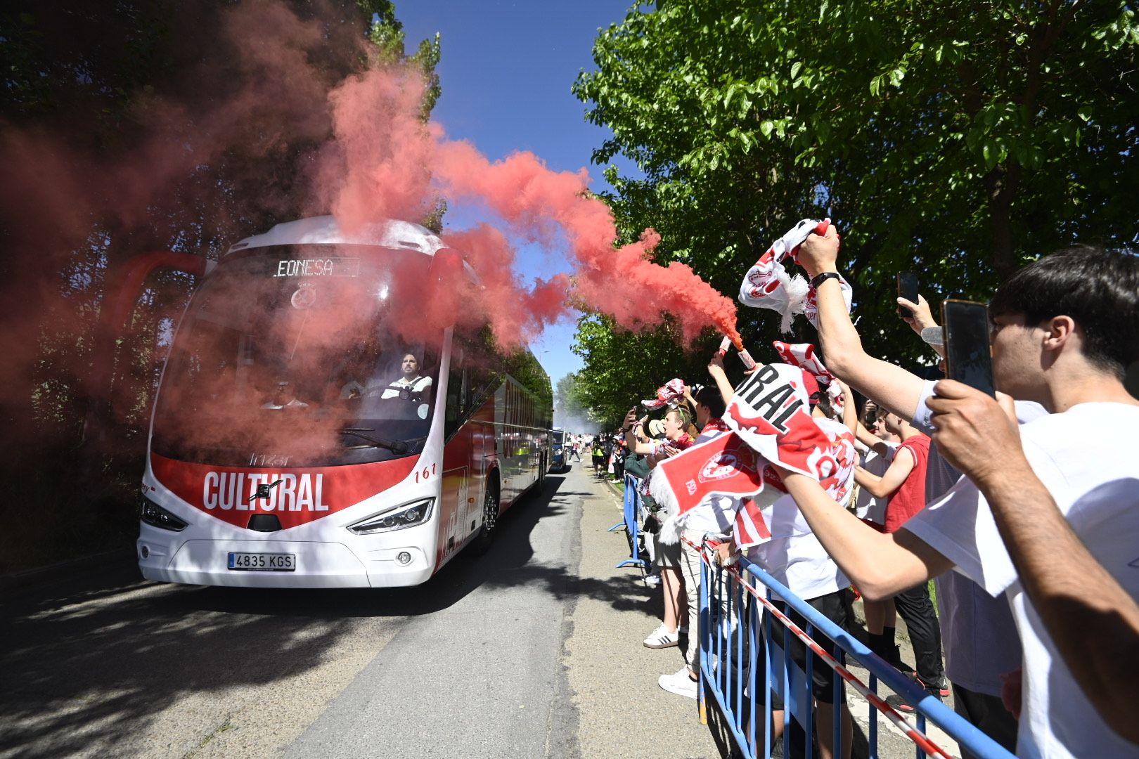 Recibimiento a los jugadores de la Cultural en el Reino de León. | SAÚL ARÉN