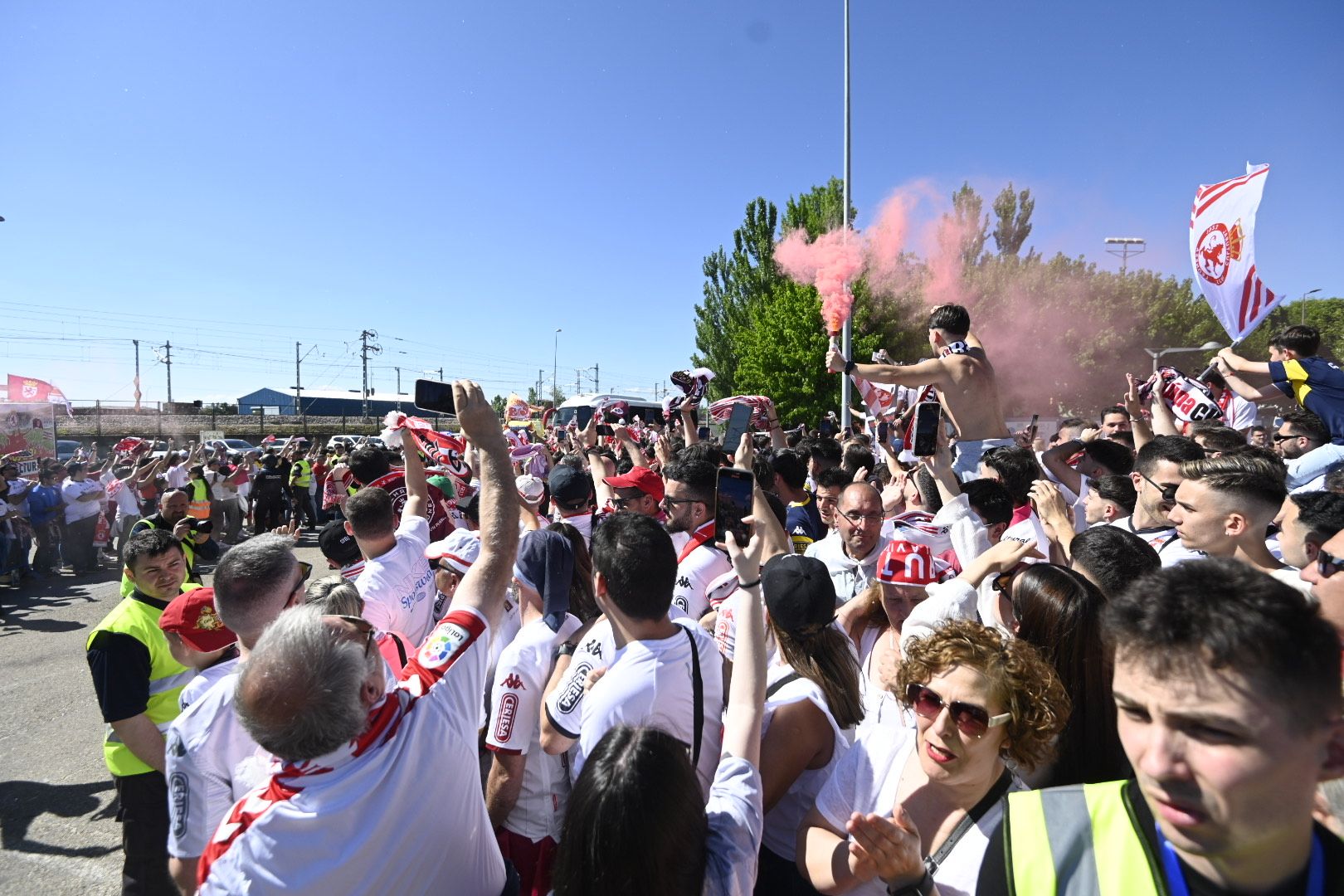 Recibimiento a los jugadores de la Cultural en el Reino de León. | SAÚL ARÉN