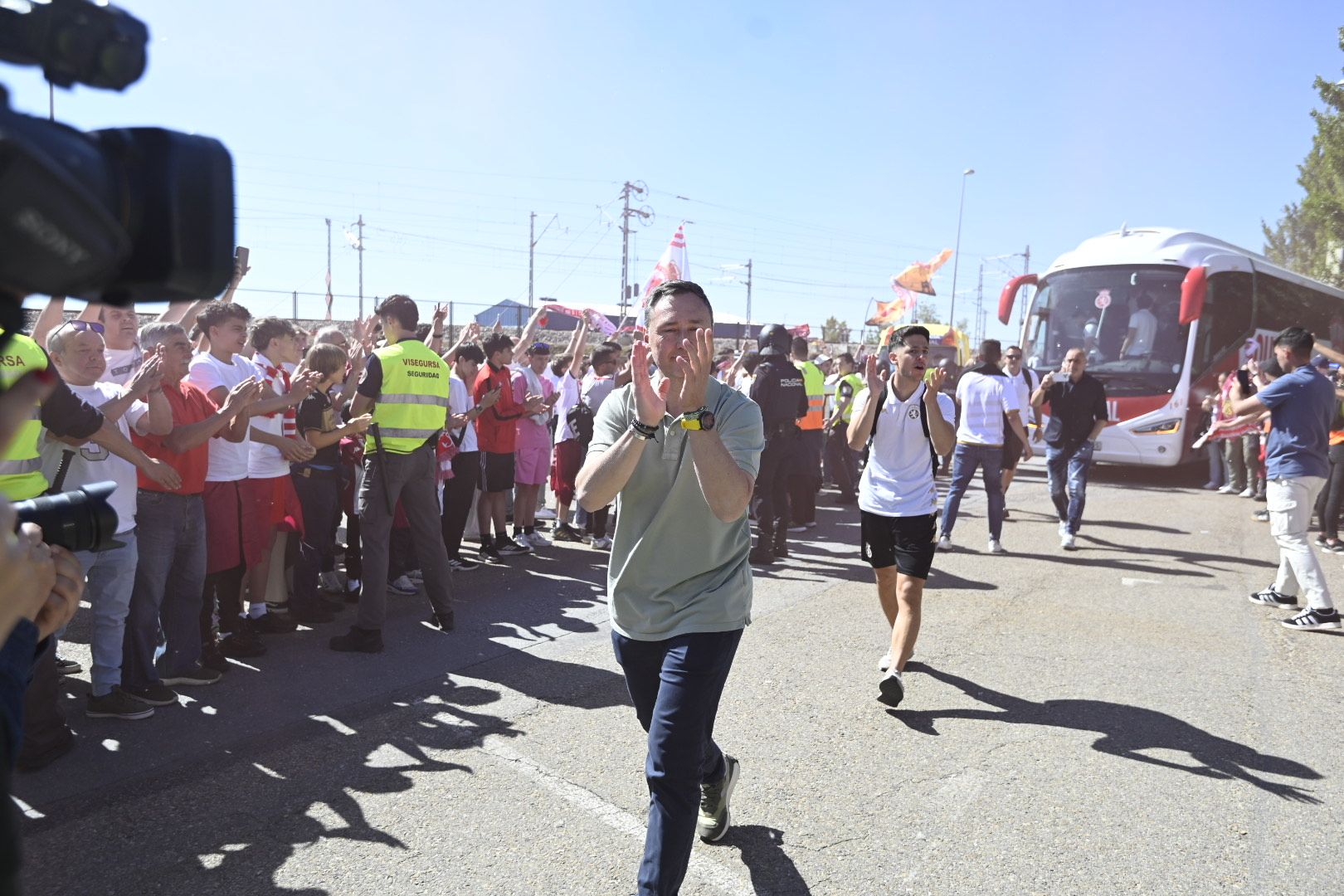 Recibimiento a los jugadores de la Cultural en el Reino de León. | SAÚL ARÉN