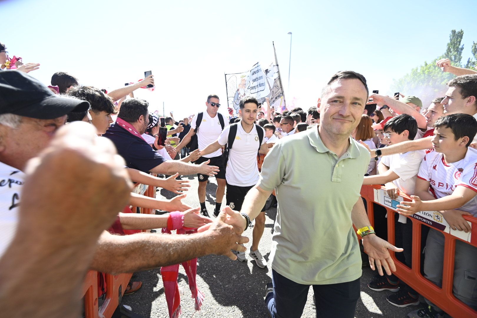 Recibimiento a los jugadores de la Cultural en el Reino de León. | SAÚL ARÉN