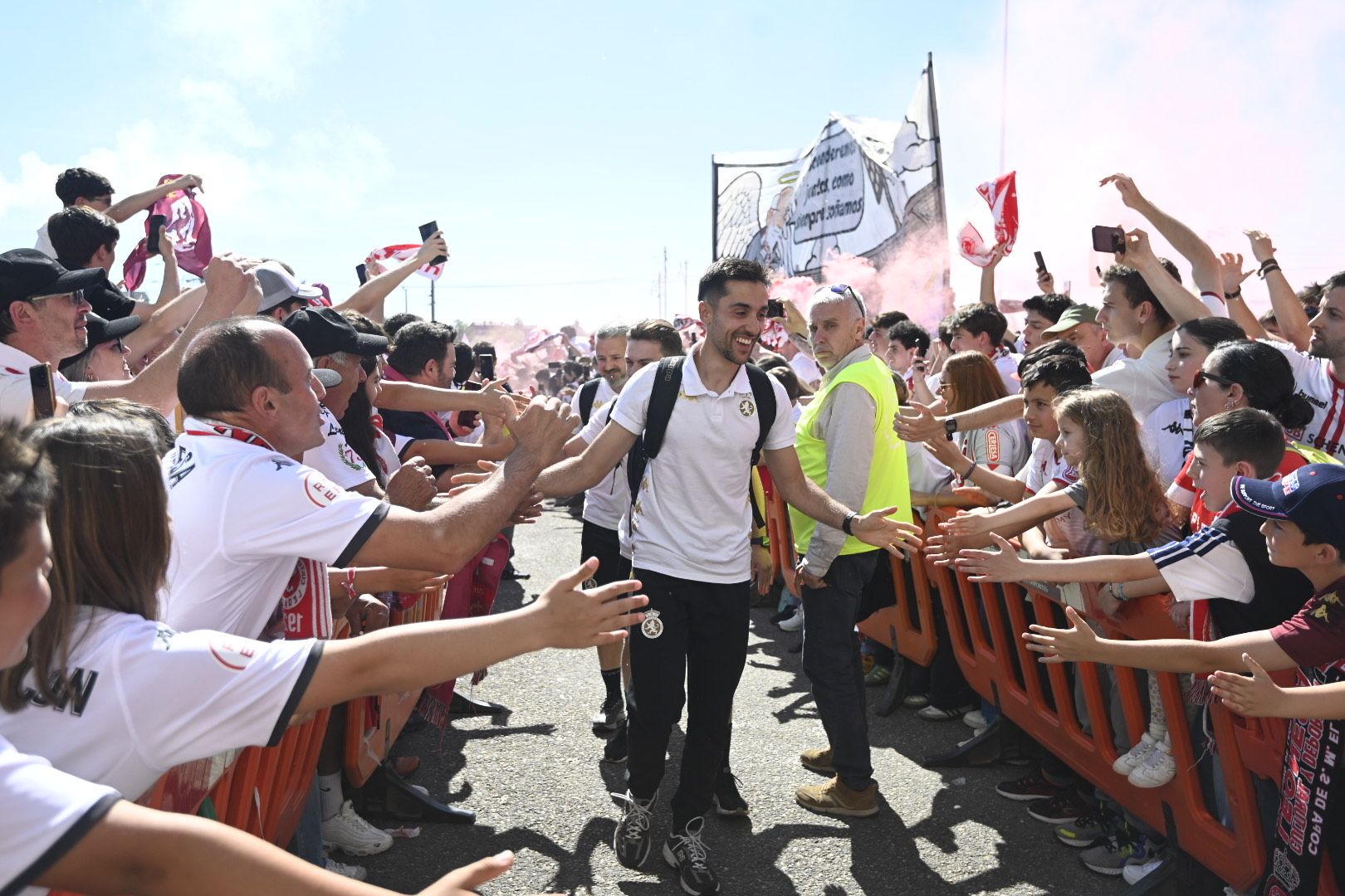 Recibimiento a los jugadores de la Cultural en el Reino de León. | SAÚL ARÉN
