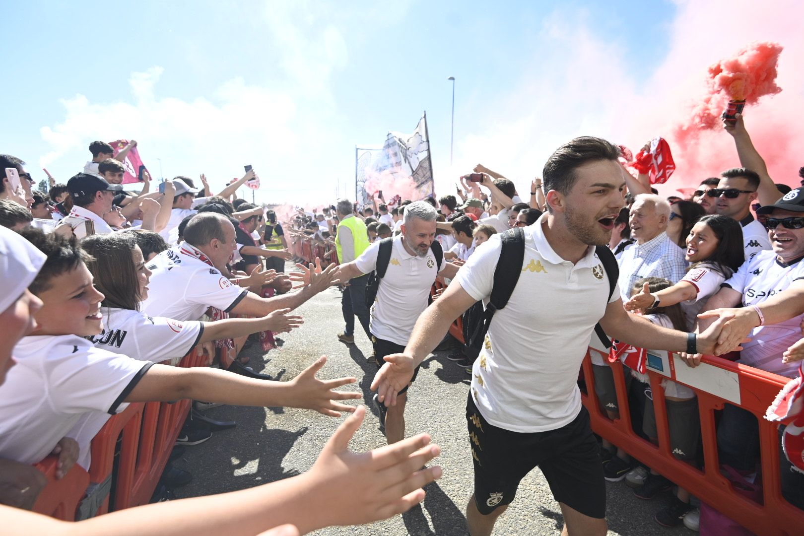 Recibimiento a los jugadores de la Cultural en el Reino de León. | SAÚL ARÉN