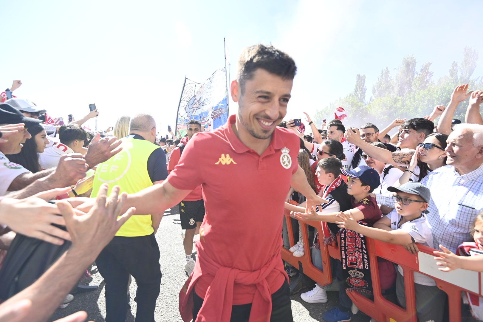 Recibimiento a los jugadores de la Cultural en el Reino de León. | SAÚL ARÉN