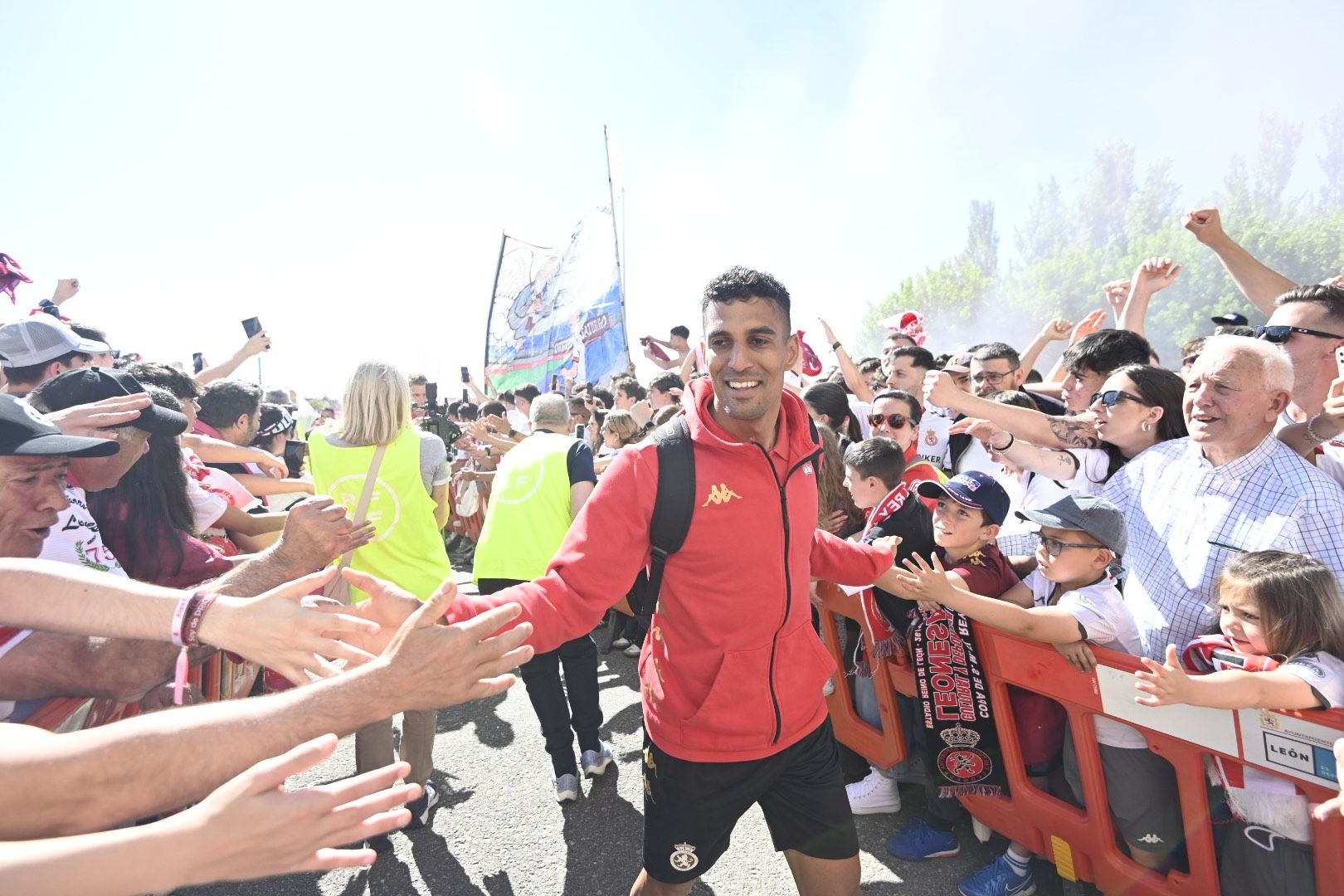 Recibimiento a los jugadores de la Cultural en el Reino de León. | SAÚL ARÉN
