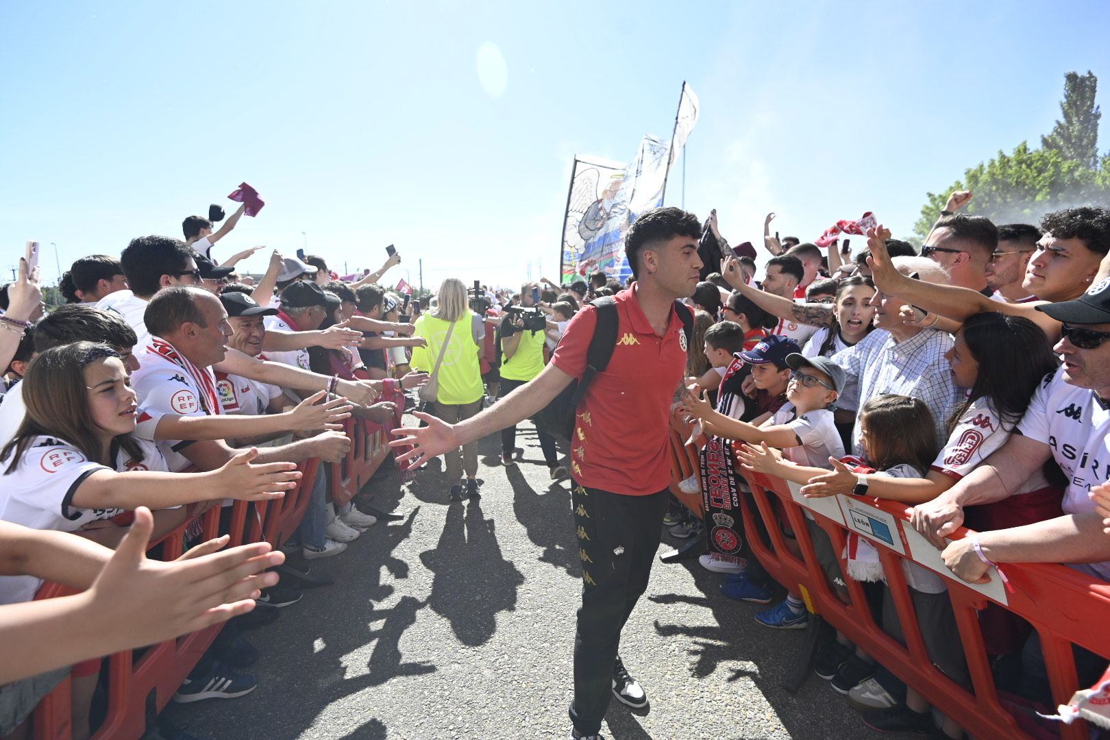Recibimiento a los jugadores de la Cultural en el Reino de León. | SAÚL ARÉN