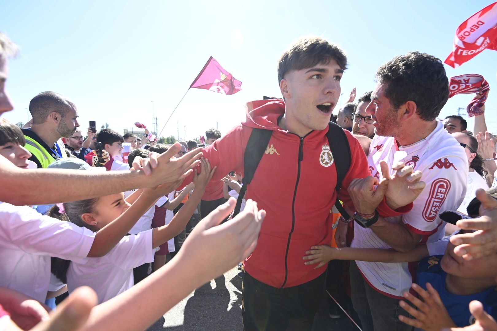Recibimiento a los jugadores de la Cultural en el Reino de León. | SAÚL ARÉN