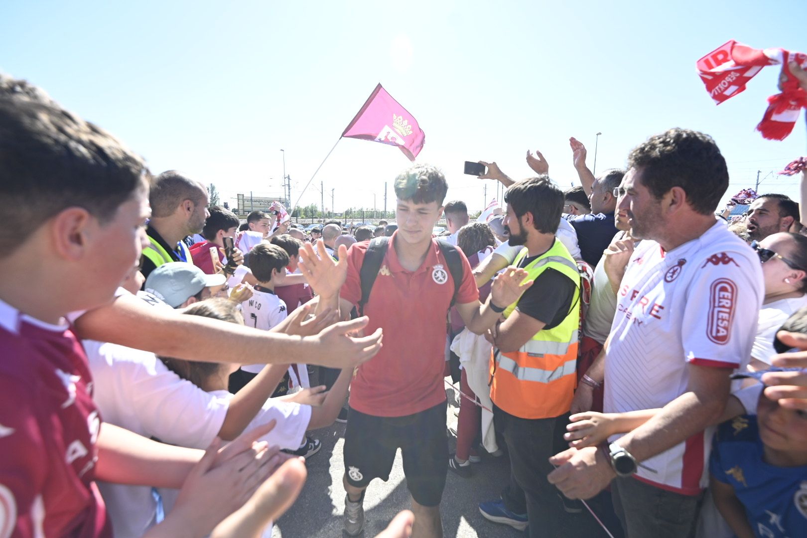 Recibimiento a los jugadores de la Cultural en el Reino de León. | SAÚL ARÉN