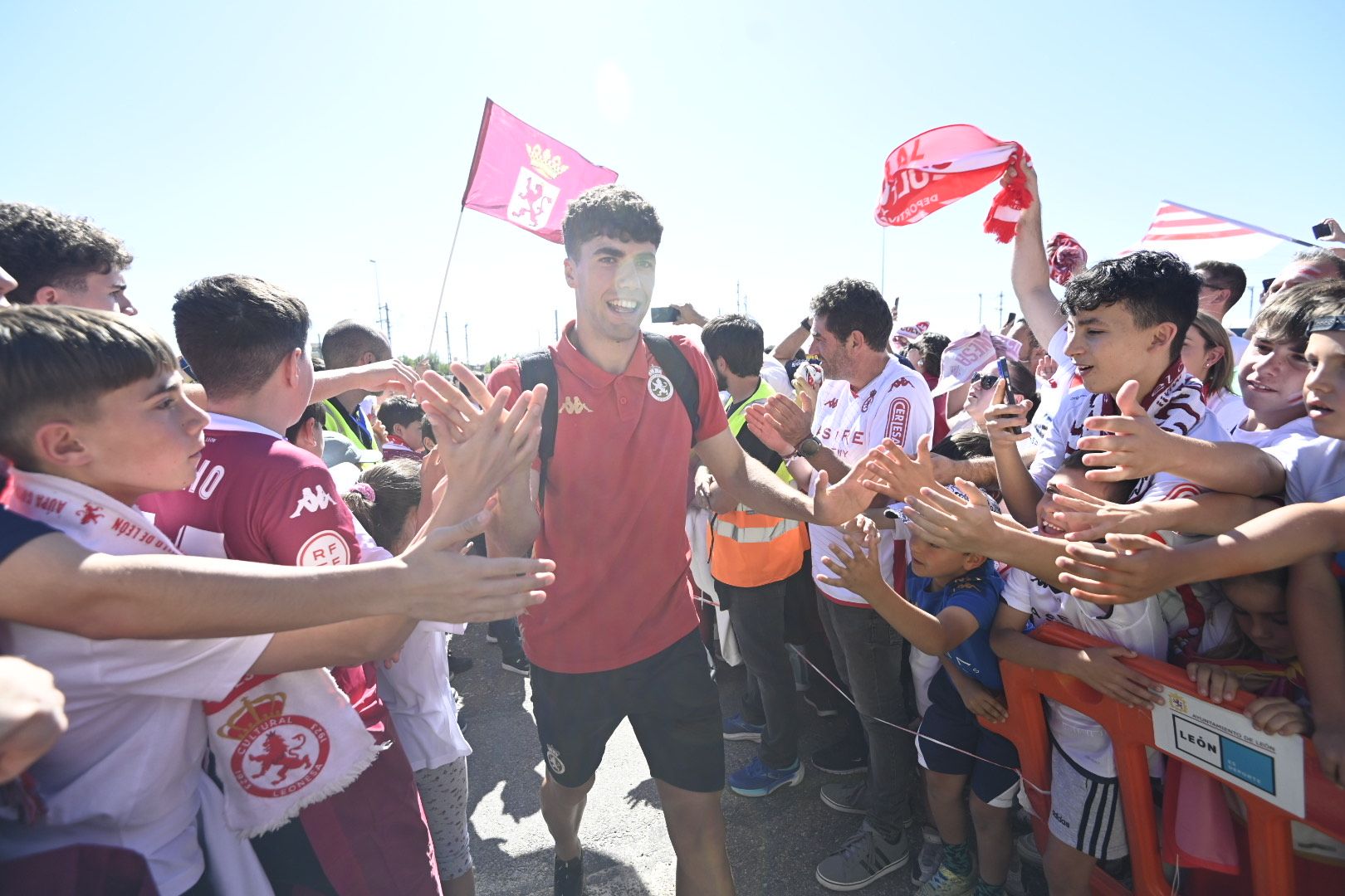 Recibimiento a los jugadores de la Cultural en el Reino de León. | SAÚL ARÉN