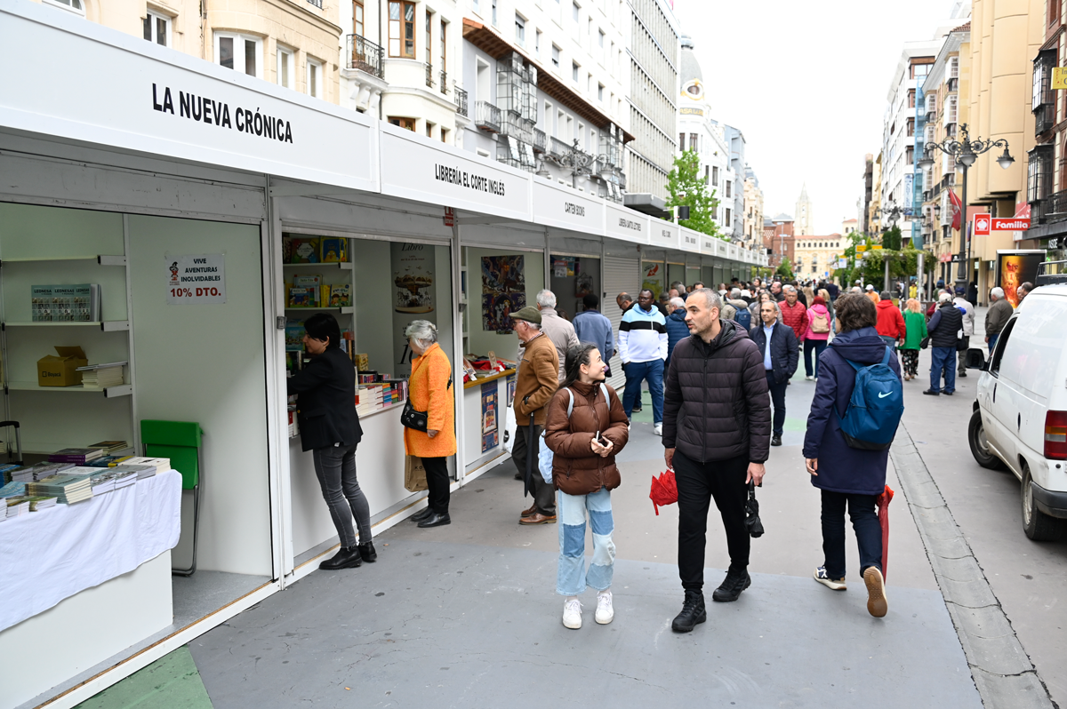 Una de las primeras jornadas de la Feria del Libro de León. | SAÚL ARÉN