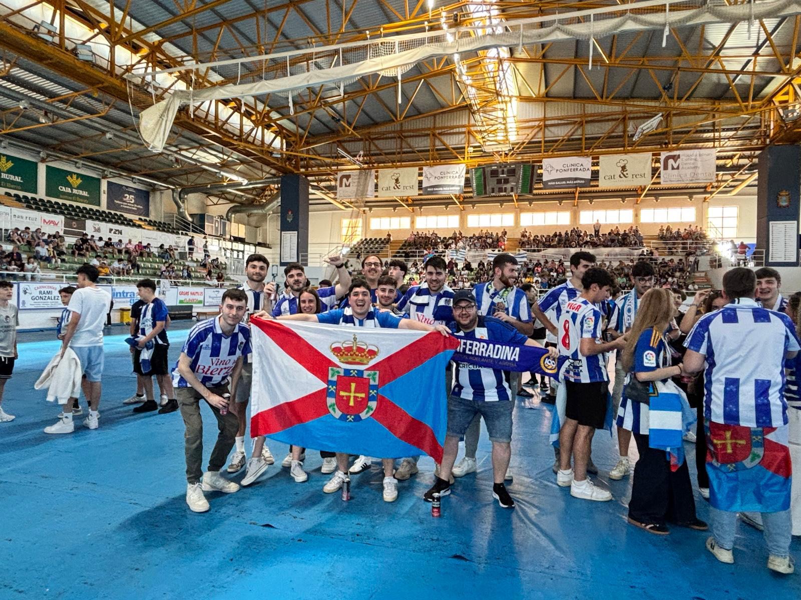 Centenares de aficionados de la Ponferradina vivieron unidos el partido de Las Llanas. | J.F. Centenares de aficionados de la Ponferradina vivieron unidos el partido de Las Llanas. | J.F.