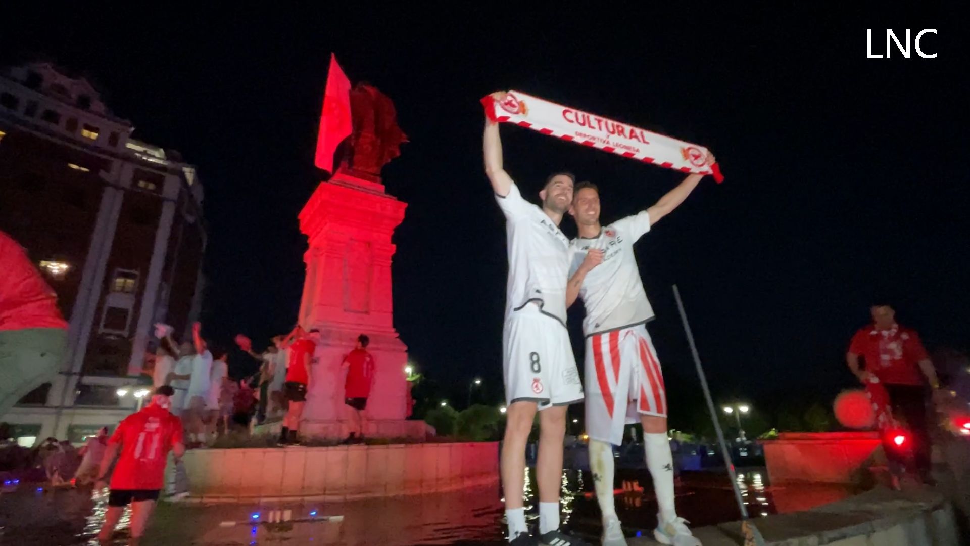 Guzmán se vuelve a teñir de blanco ocho años después