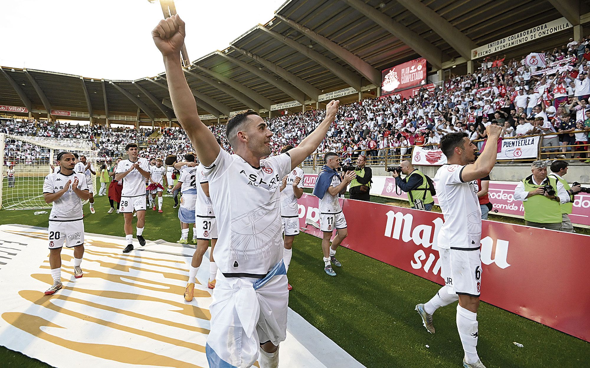 Fornos festeja con su afición el triunfo. | SAÚL ARÉN
