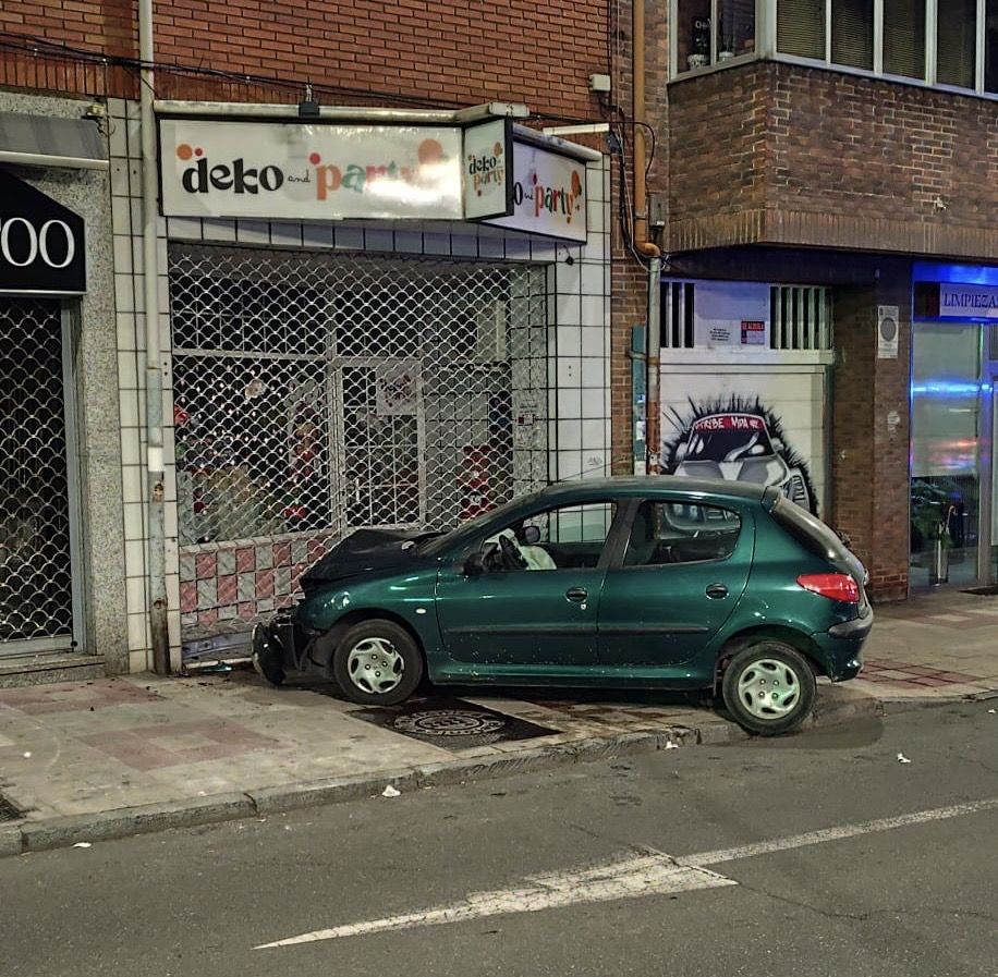 El accidente producido este sábado por la noche entre las calles Santa Ana y Cantareros. | L.N.C.