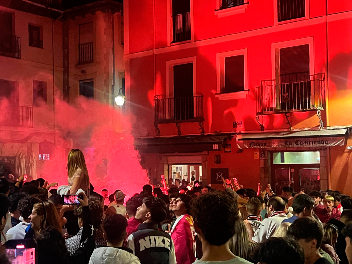Celebración del ascenso de la Cultural en el Barrio Húmedo de León. | L.N.C.